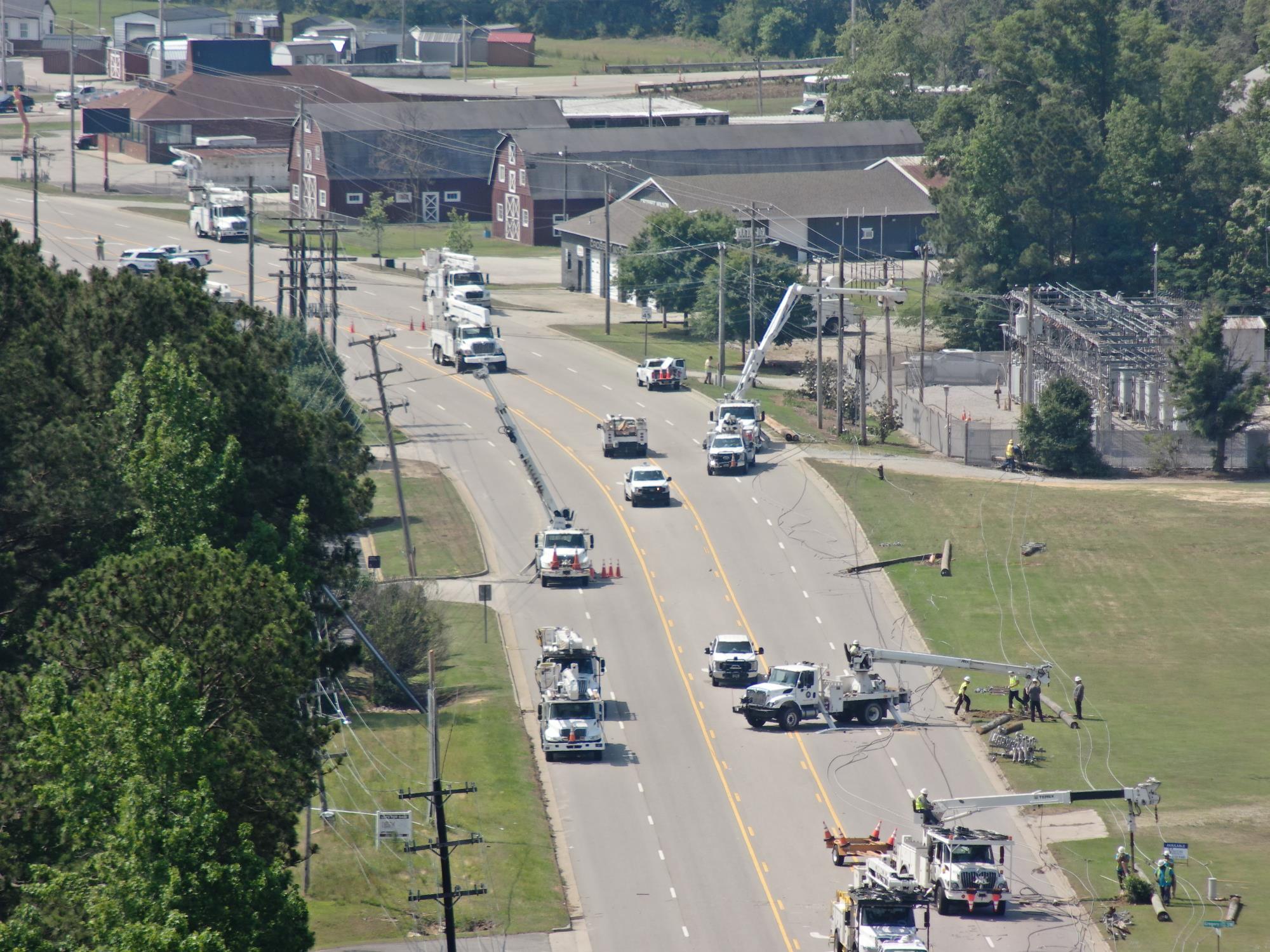 Crews restoring power